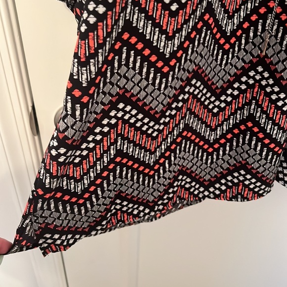 Patterned Chain Ruffle Top - Picture 6 of 6